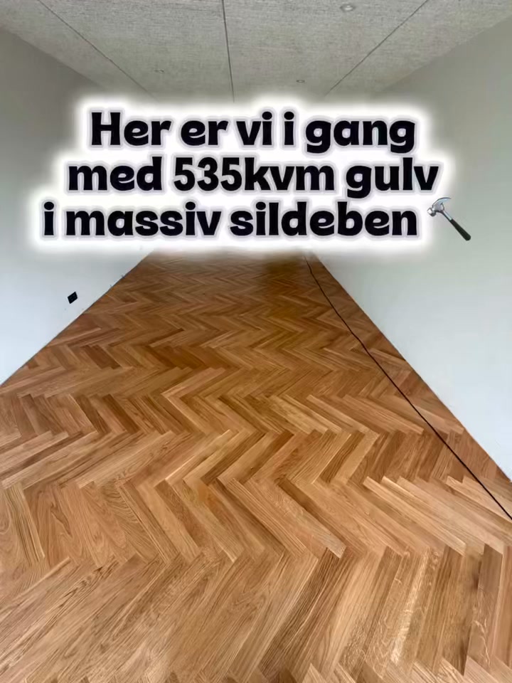 Massivt sildebensgulv under lægning i Roskilde, fra vores Facebook-video