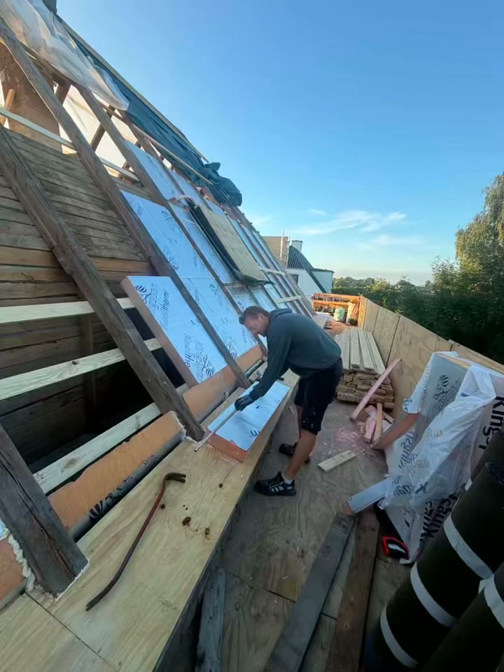 Håndværker i gang med tagarbejde i Roskilde, fra vores Facebook-video